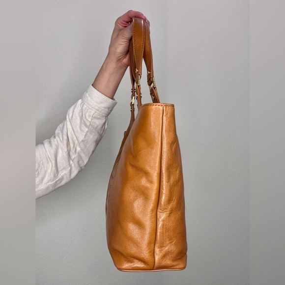 NWT Tory Burch Bombe Tote Tan with dust bag - Picture 10 of 14